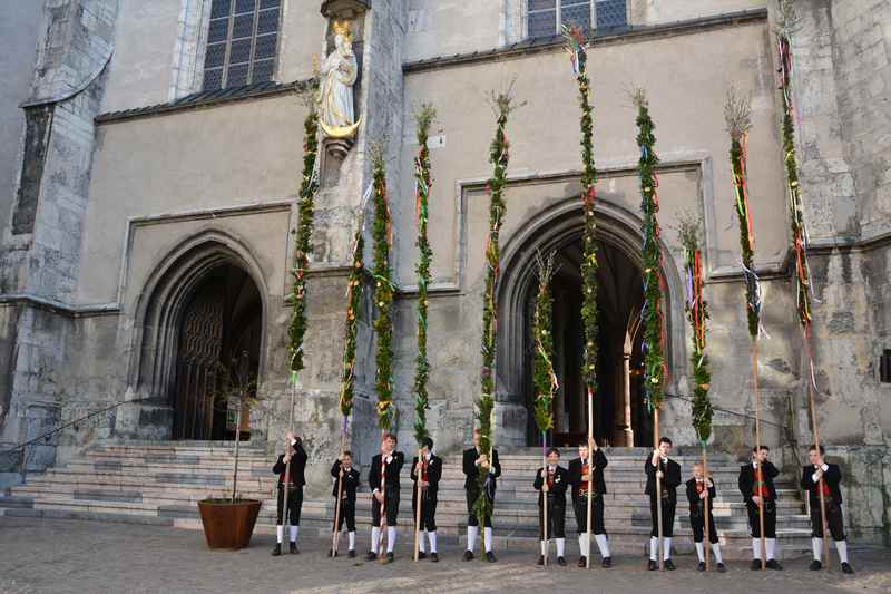 Osterbrauchtum in Tirol: Die meterlangen Palmstangen vor der Kirche in Schwaz