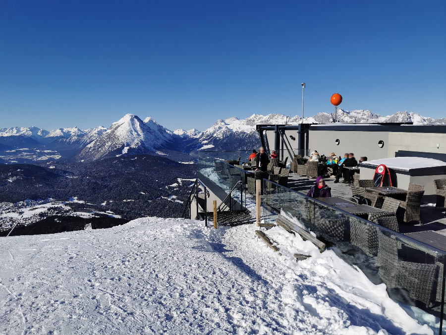  Das ist die Aussichtsterrasse vom Cafe 2064 - direkt im Skigebiet Seefeld