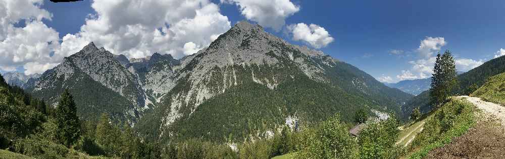 Diesen Blick hast du bei der Ganalm auf das Karwendel mit dem Vomper Loch