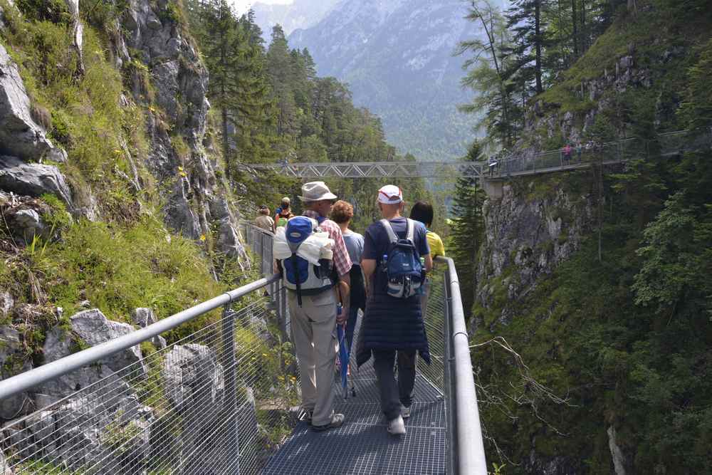 Der Blick auf die Panoramabrücke vom gesicherten Steig auf der anderen Seite