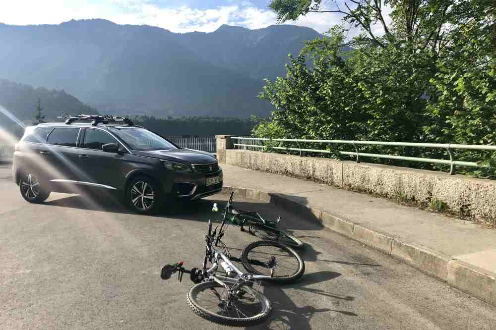 Das Auto direkt am Sylvensteinsee parken und die Fahrräder abladen