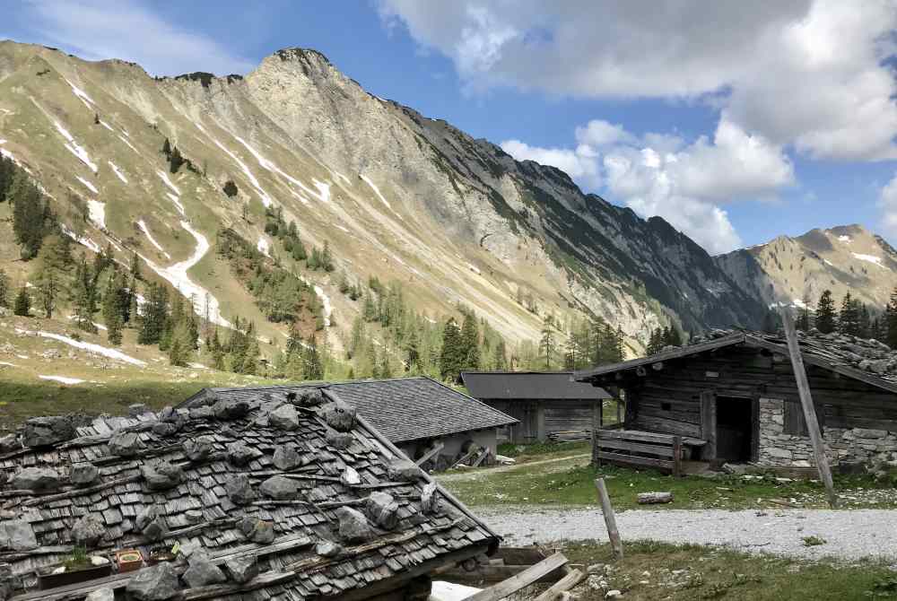 Die Hütten der Pasillalm sind teilweise dem Verfall preisgegeben.