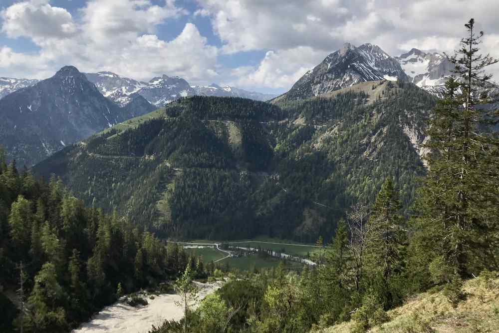 Beim Pasilsattel gibt es diesen Blick auf den Feilkopf im Karwendelgebirge