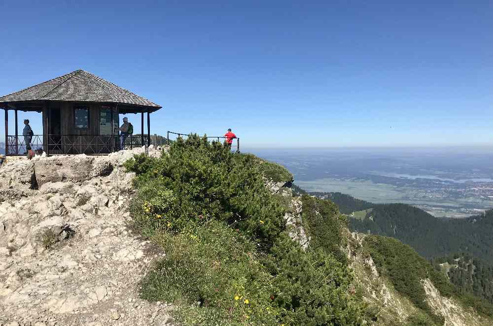 So schaut der Pavillon auf dem Herzogstand aus, hinten das Alpenvorland