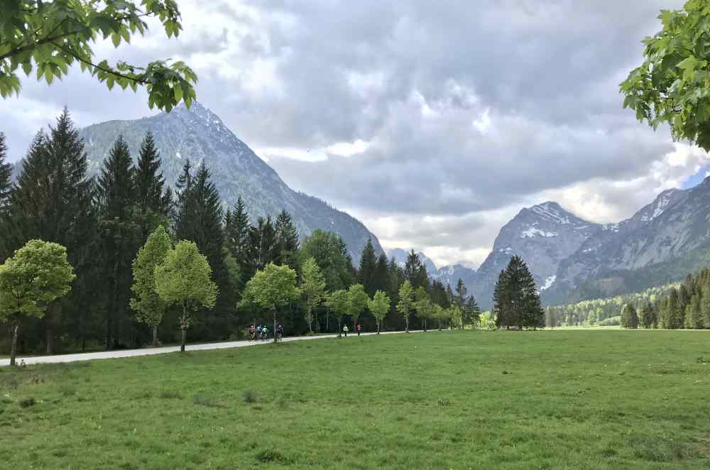 Am Ortsrand von Pertisau: Die schöne Landschaft in den Karwendeltälern - der Frühling im Karwendel