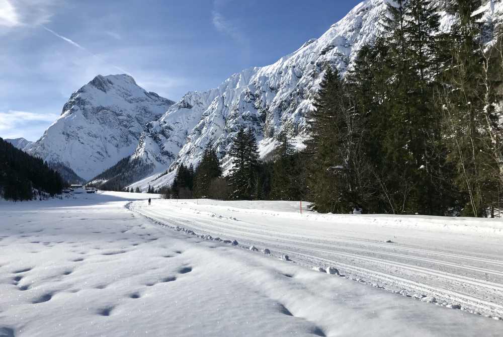 Das Falzthurntal öffnet sich, links siehst du hinten schon die Hütten.