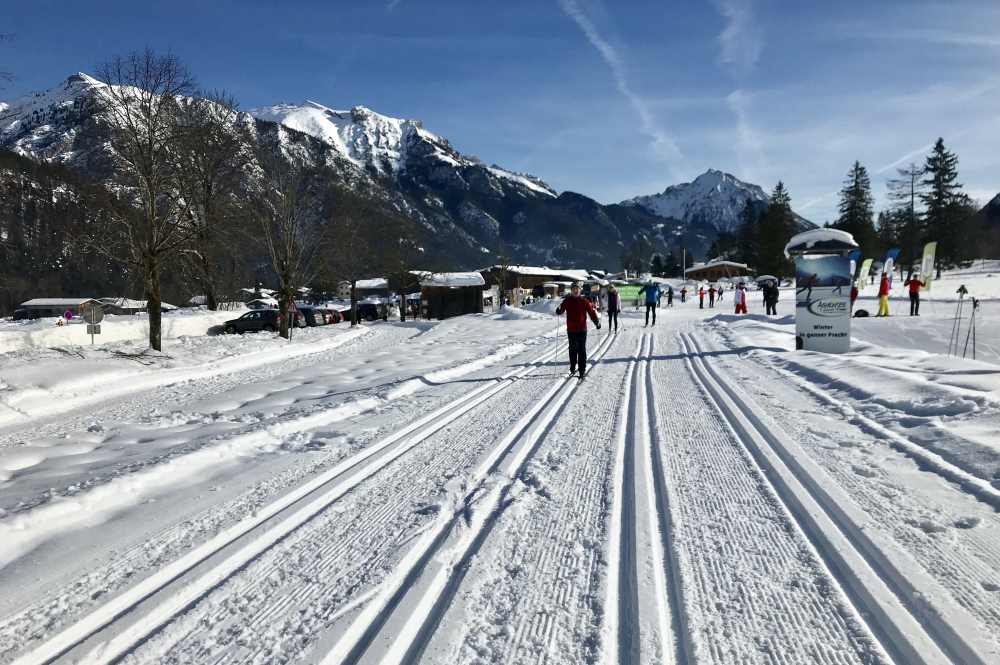 Hier beginnt in Pertisau die Loipe ins Gerntal, mit diesem Blick auf das verschneite Rofangebirge