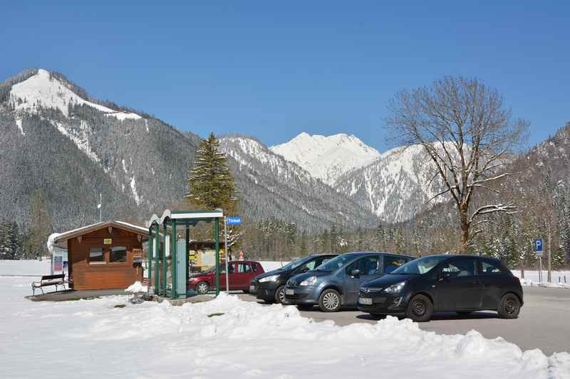 In Pertisau geht es bis zum Parkplatz Karwendeltäler mit dem Auto, dann zu Fuß weiter