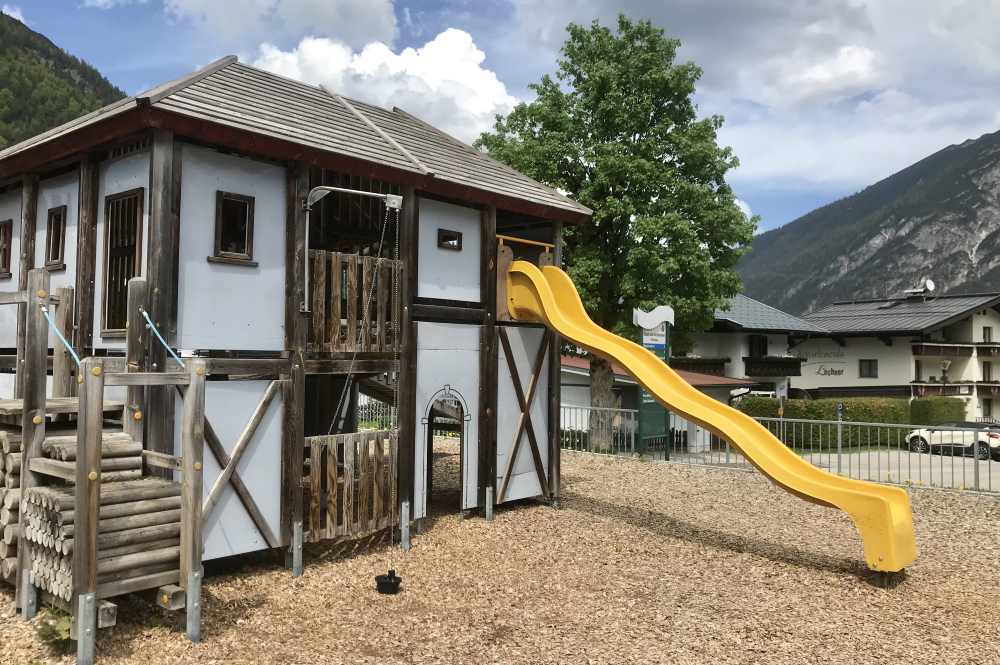 Das große Spielhaus am Spielpaltz in Pertsiau