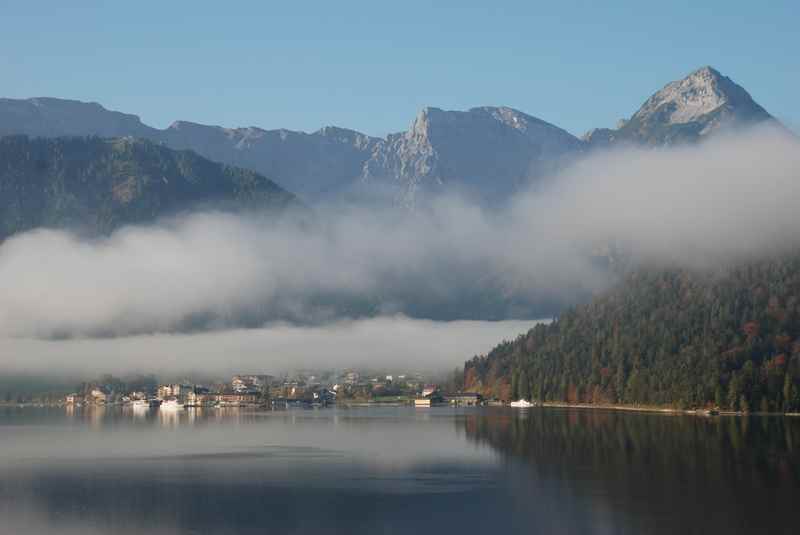 Der Ort Pertisau mit dem Achensee, hinten das Karwendel