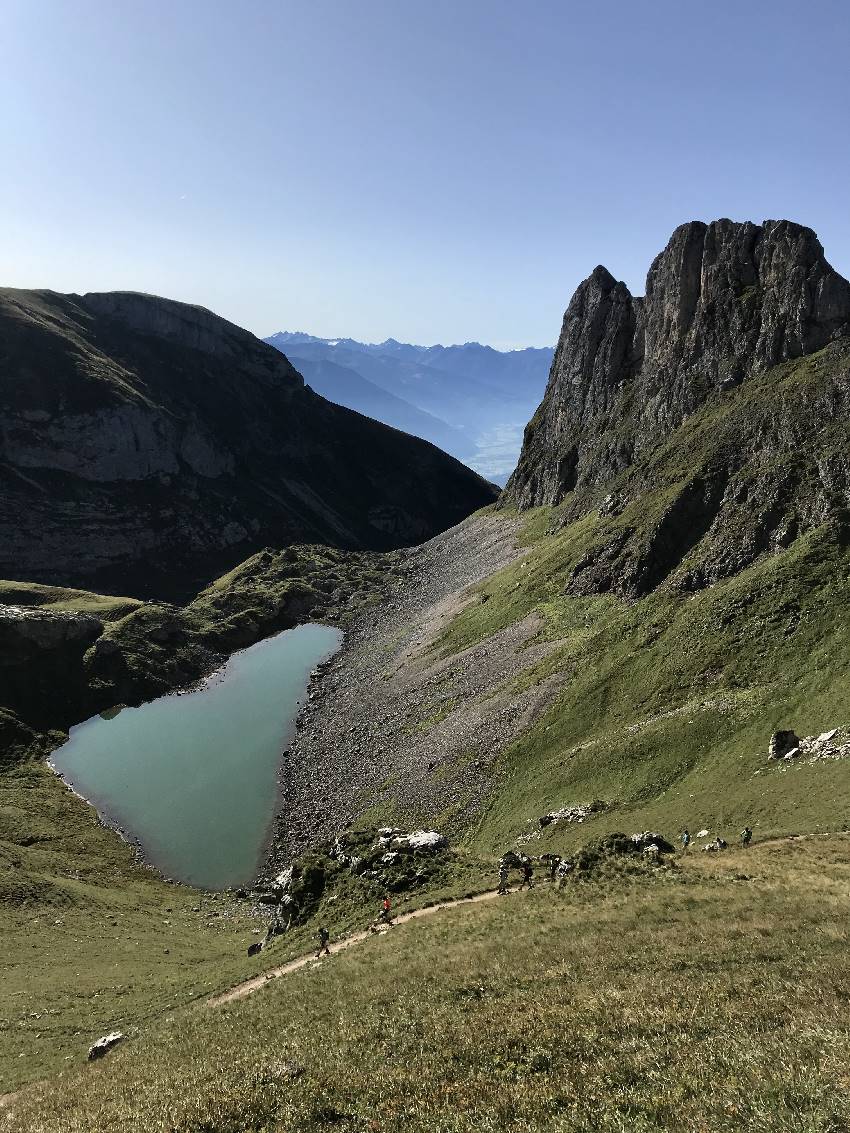 Hier siehst du den Wanderweg von der Rofanseilbahn zur Rofanspitze, unterhalb der Grubersee