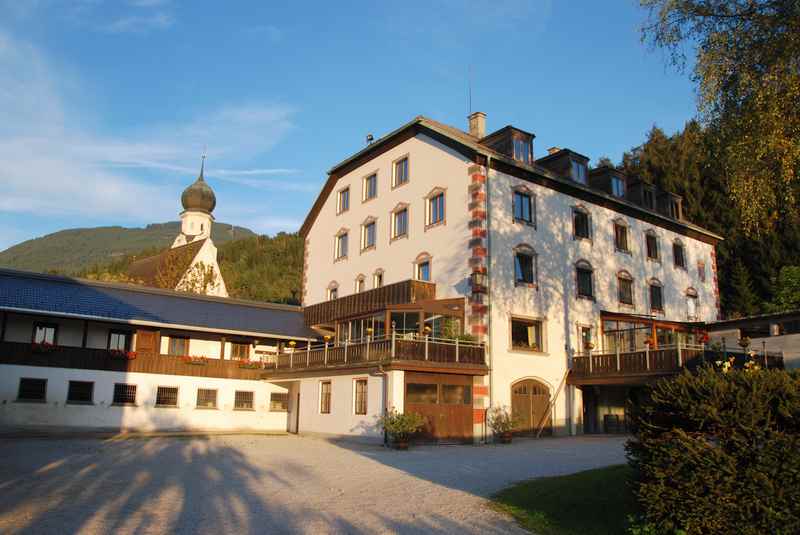 Pill Österreich: Der kleine Ort Pill in Tirol, im Inntal zwischen Karwendel und Tuxer Alpen 