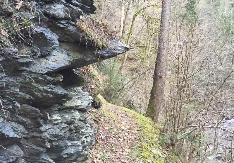 Das letzte Stück der Wanderung führt über einen Steig hin zum Piller Wasserfall