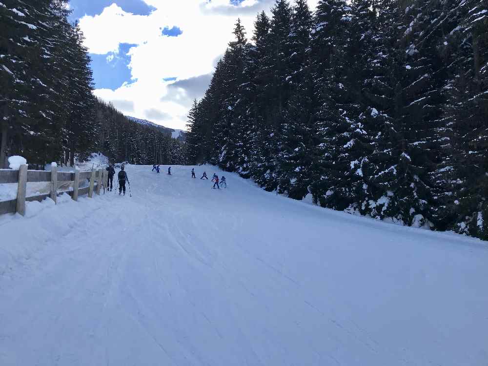 Auf der Skipiste hinauf - beliebte Pistenskitour bei Innsbruck 