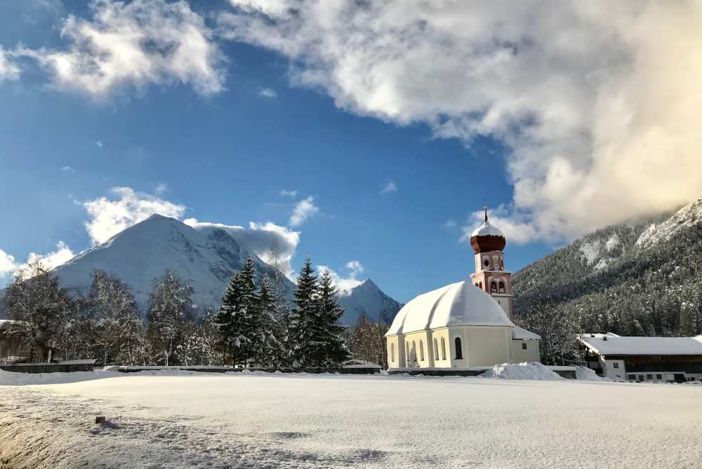 Die romantische Kirche in Leutasch mit der Hohen Munde - der Weiler Kirchplatzl