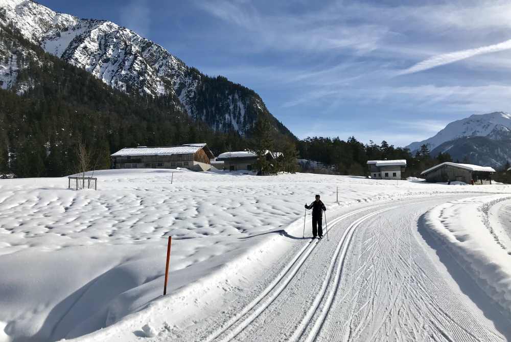 Von der Pletzachalm führt die Langlaufloipe in der Sonne in Richtung Gernalm hinauf