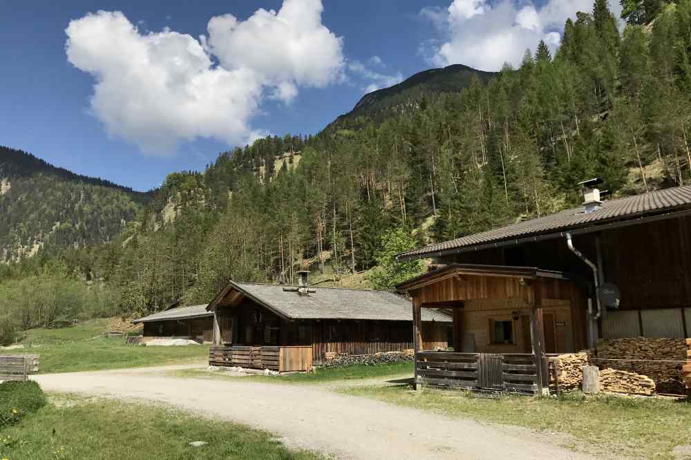 Von der Pletzachalm geht der Wandersteig auf den Pasillsattel