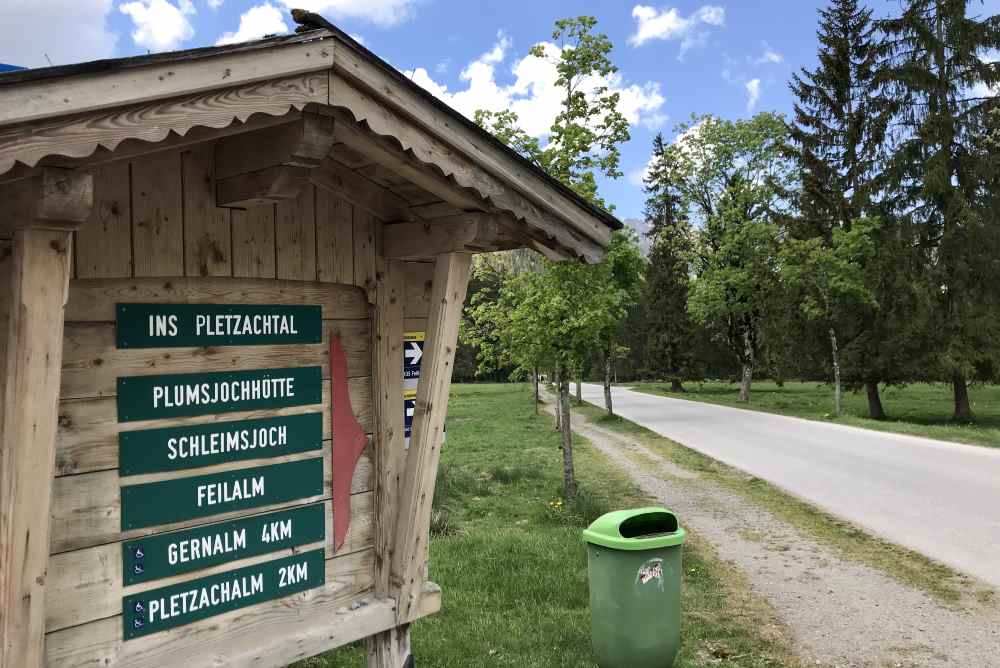 Hier zweigt die Mautstrasse in das Pletzachtal rechts ab