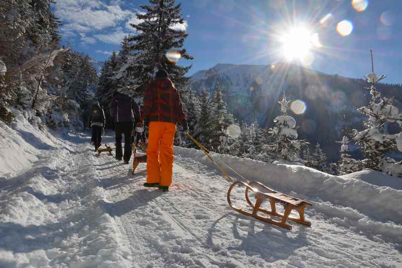 Wunderschöne Winterlandschaft mit viel Schnee in Schwaz in Tirol, die Tuxer Alpen
