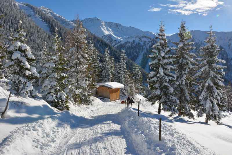 In Plumpmoos ist der Blick auf das Kellerjoch sehr schön - mit dieser Kulisse rodeln wir nach Schwaz