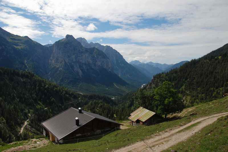 Die Plumsalm liegt auf dem Weg zur Plumsjochhütte 