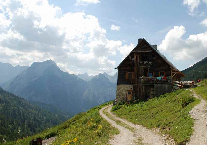 Die urige Plumsjochhütte im Karwendel