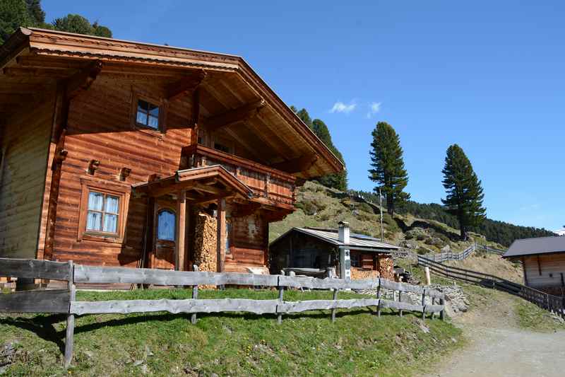 Eine besonders schöne Hütte auf der Pofersalm im Wattental ...