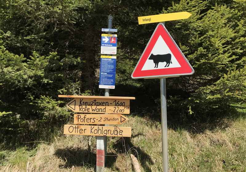 Hier geht es nach rechts zur Pofersalm, die Abzweigung oberhalb von Wattenberg