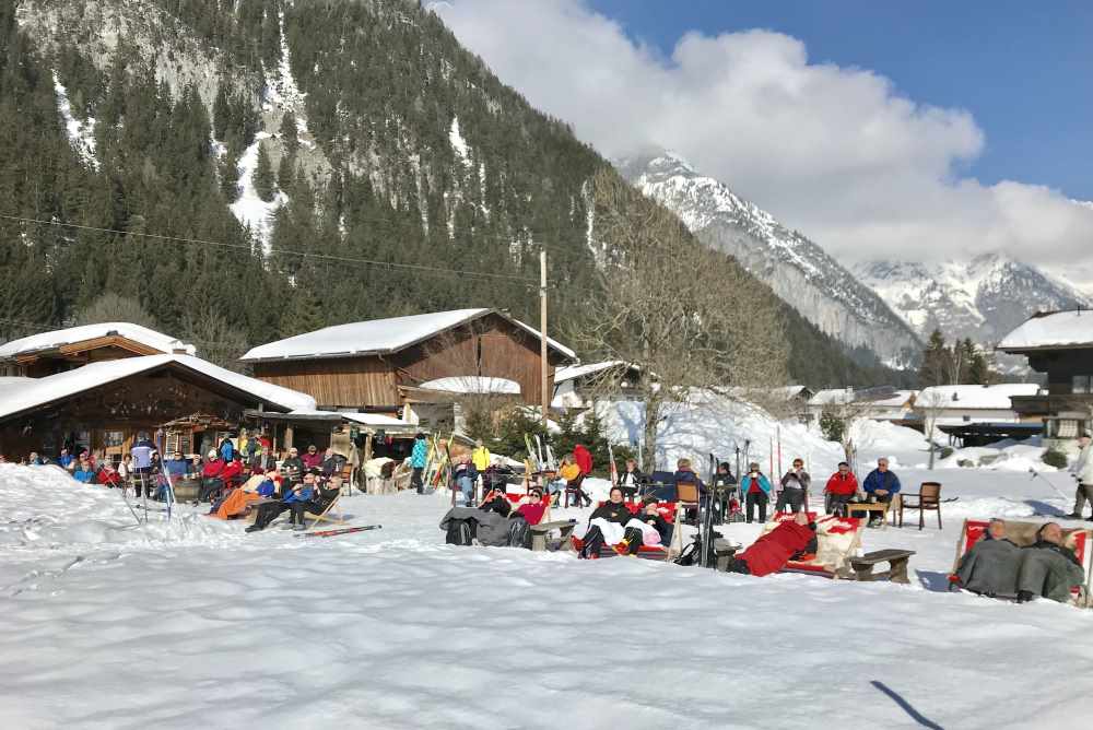 Einkehr beim Winterweitwandern Seefeld: Das ist Poli´s Hütte in der Leutasch - Sonnenbaden und Bergblick inclusive