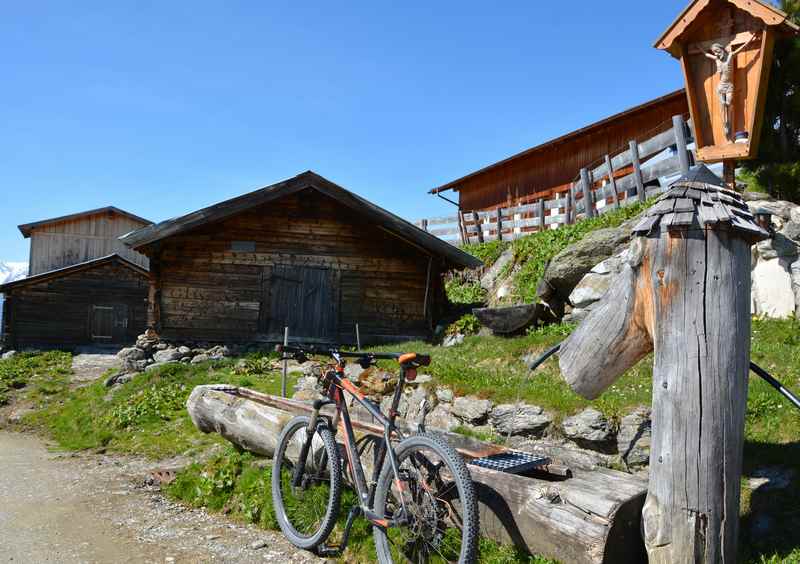 Noch einmal kurz trinken am Brunnen auf der Alm 