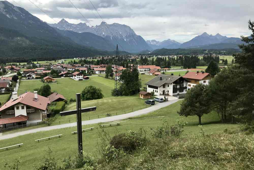 Auf der Puit in Wallgau wandern - auf dem Magdalena Neuner Panoramaweg mit Karwendelblick in Bayern