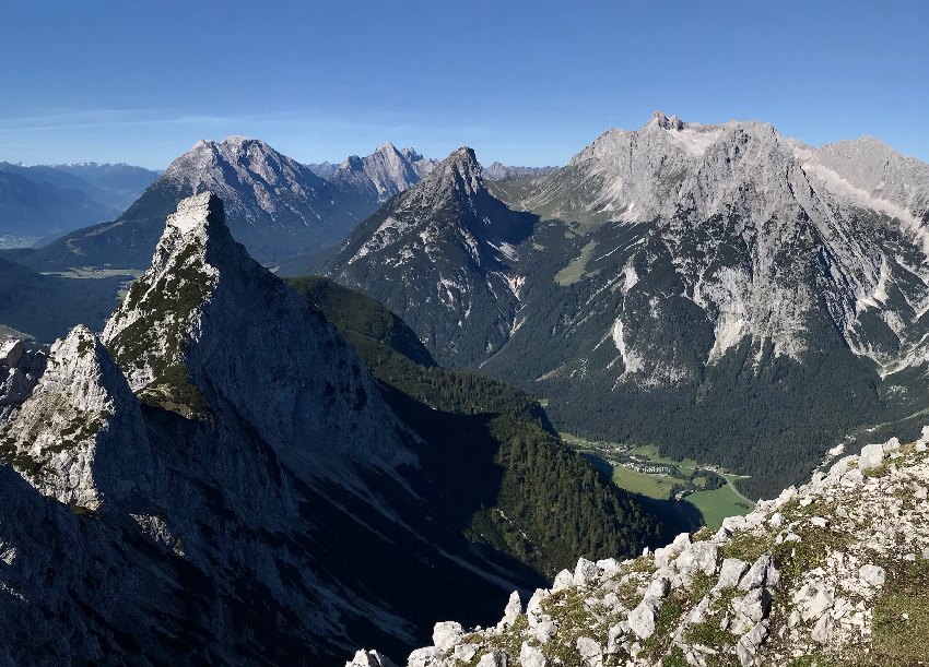 Der Blick von der anderen Seite: Von der Ahrnspitze auf das Wettersteingebirge mit dem grünen Puittal in der Mitte - du siehst schön, wie das Hochtal ansteigt.