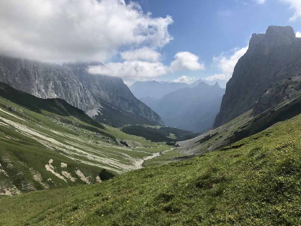 Der Blick vom Scharnitzsattel auf das Puittal - hinten die Ahrnspitze