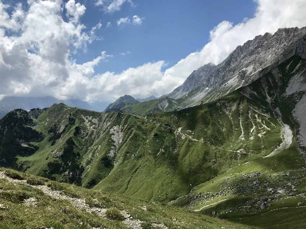 Am Scharnitzsattel kannst du in Richtung Puittal schauen