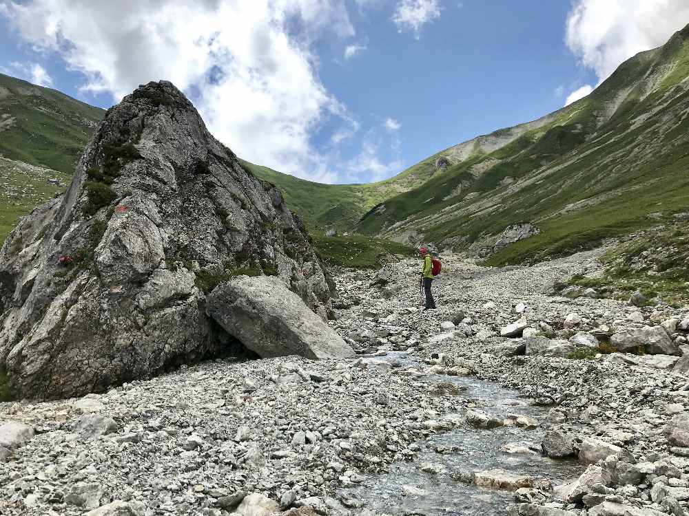 Eindrucksvolle Berglandschaft - im Puittal wechseln Felsen und Wiesen ab