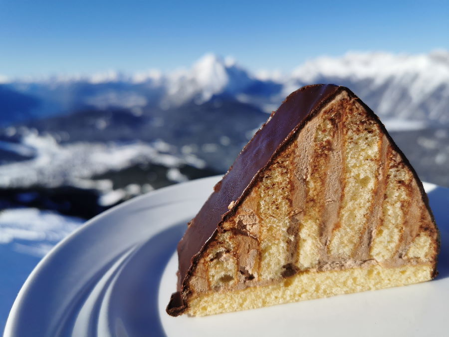 Aussichtscafe mit besonderem Kuchen: Im Cafe 2064 kannst du diesen Pyramidenkuchen bestellen