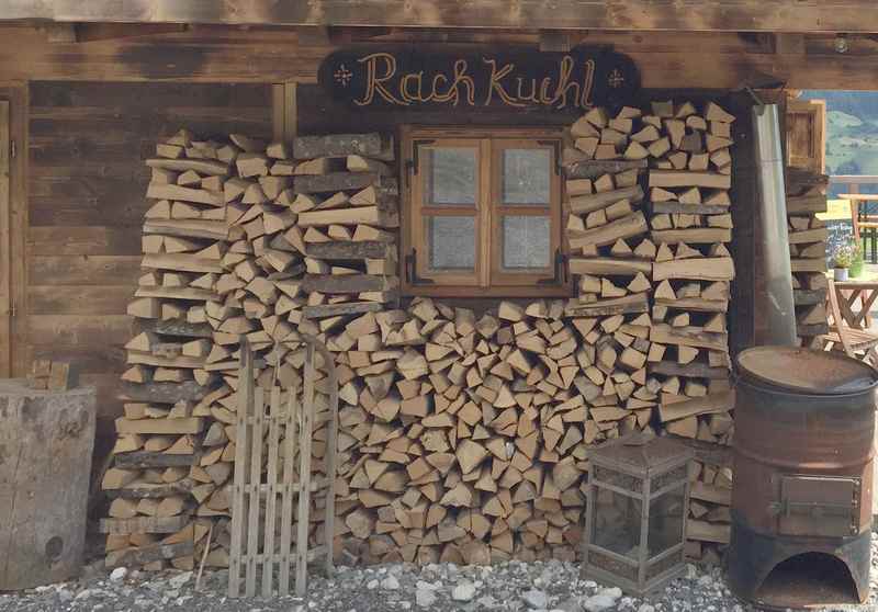 Die Holzfassade der Rachkuchl am Vomperberg im Karwendel