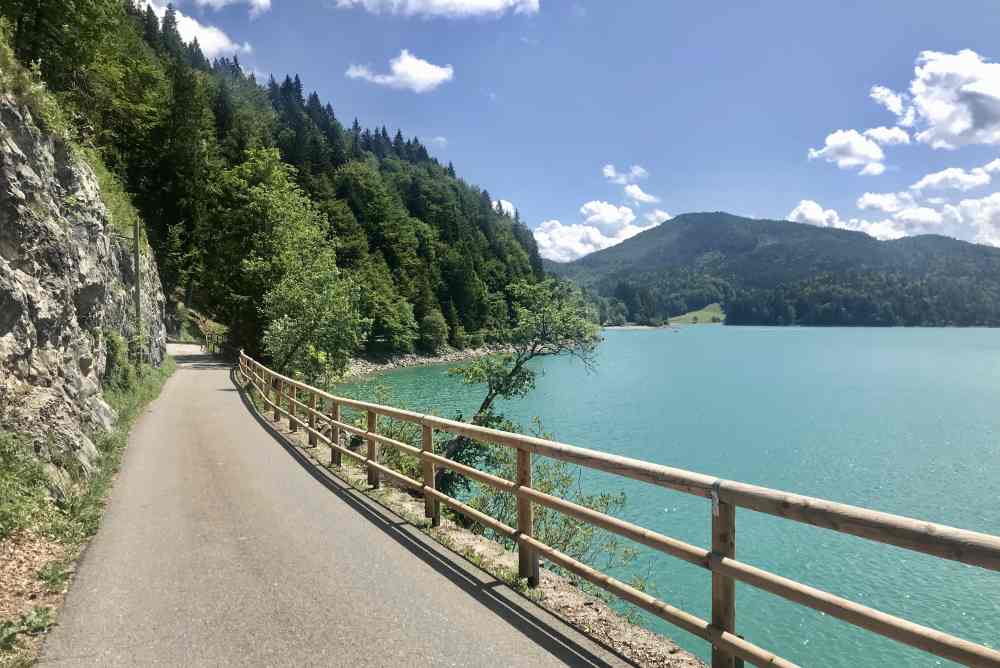 Von Urfeld führt dieser Radweg am Walchensee entlang nach Sachenbach 