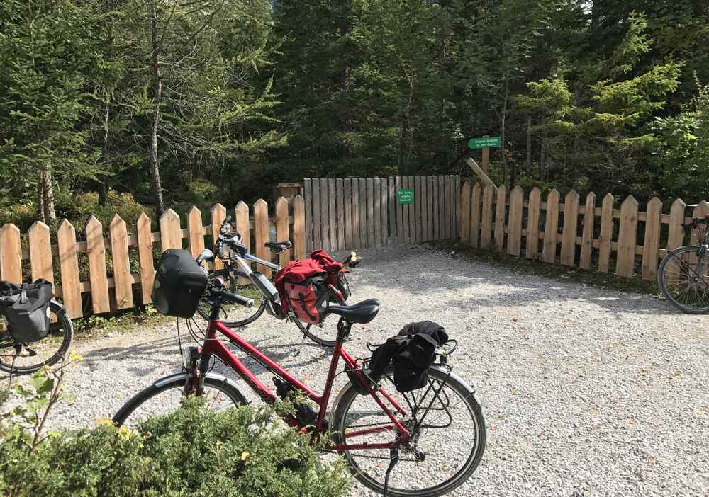 Das ist der Eingang zum Rastplatz rund um die Isarquellen im Karwendel