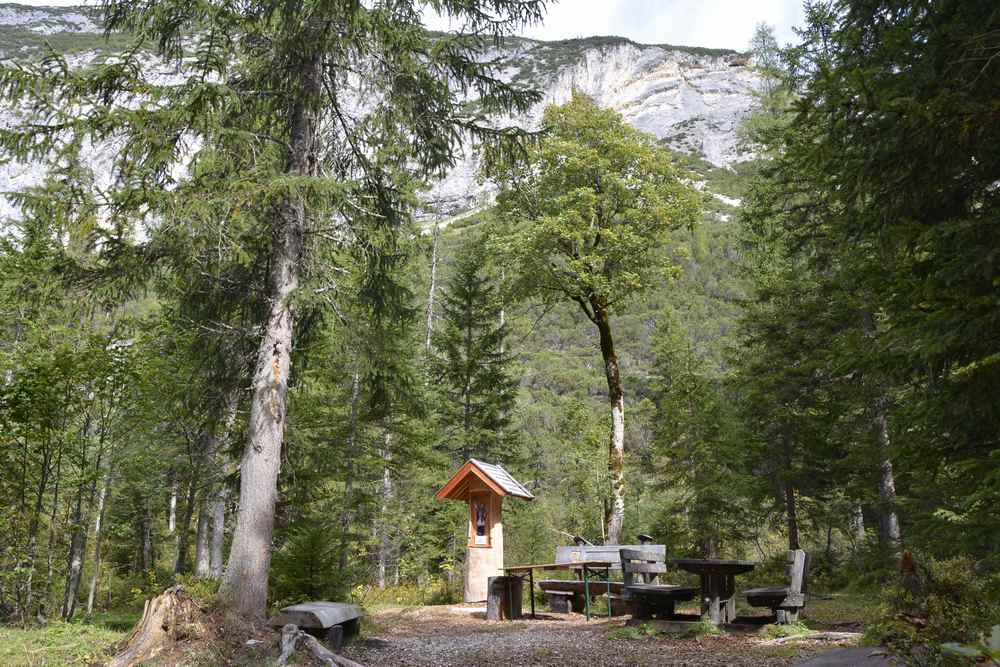 Der Isarursprung Rastplatz mit Tischen, Bänken und dem Nepomuk Bildstock 