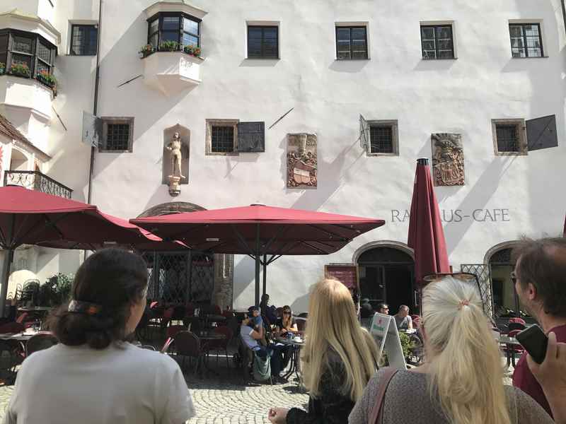 Vor dem Rathaus bei der Stadtführung durch Hall in Tirol 