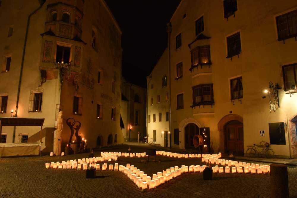 Viele Kerzen erhellen die mitteralterlichen Gassen in Rattenberg, Foto: Alpbachtal Seenland Tourismus, Berger Bernhard