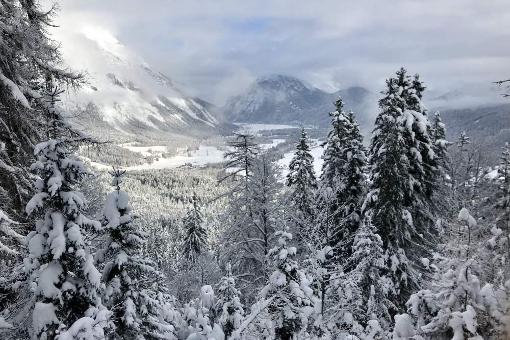 Rauthhütte winterwandern: Der Blick vom Aufstieg über die Leutasch im tiefsten Winter