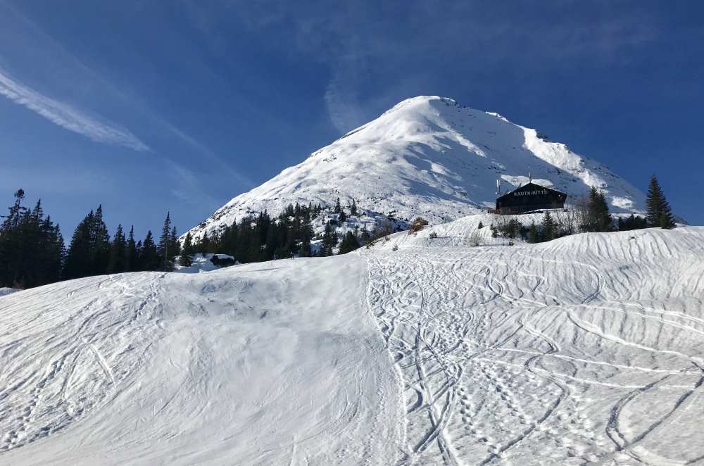 Das ehemalige Skigebiet ist heute beliebt für eine Skitour - die Piste wird noch präpariert