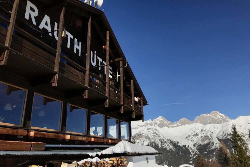 So schaust du vor der Rauthhütte auf das Wettersteingebirge mit der Zugspitze