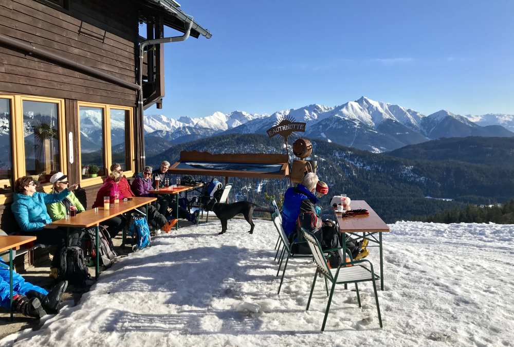 Und so kannst du bei der Rauthhütte in der Sonne sitzen und das Karwendel sehen