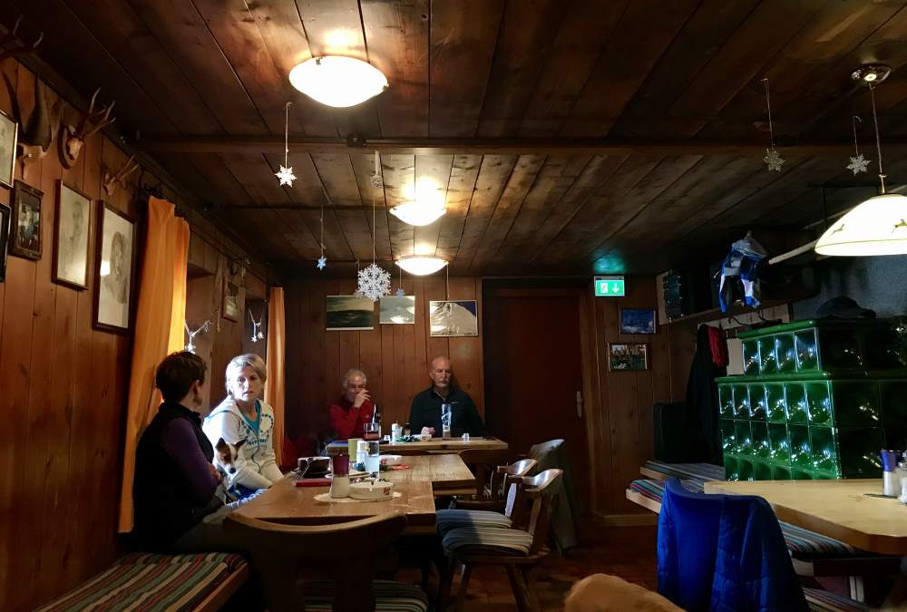 Die Rauthhütte ist eine der geöffneten Hütten im Winter in Tirol: Das ist die Gaststube.