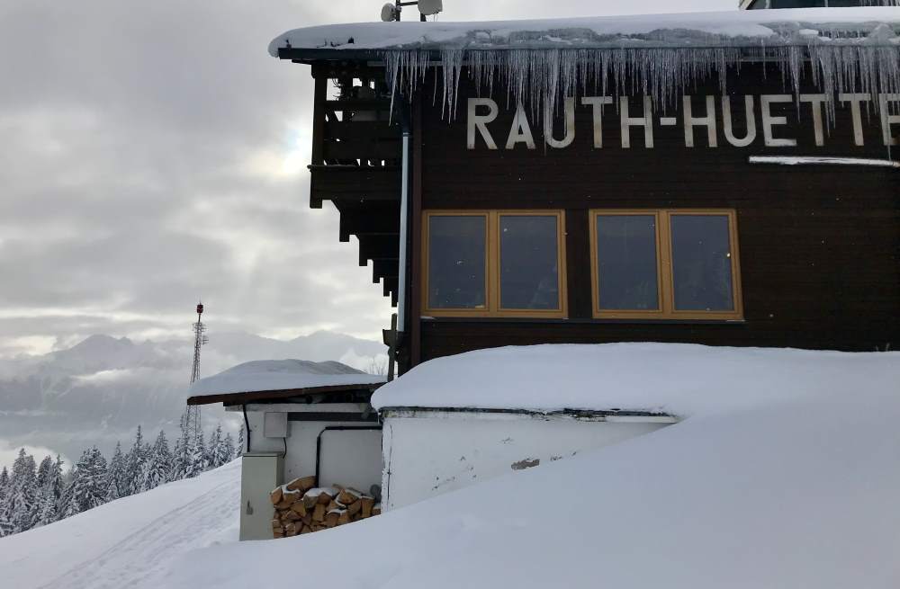 Das ist der Start der Rodelbahn nach unten: Die Rauthhütte über der Leutasch