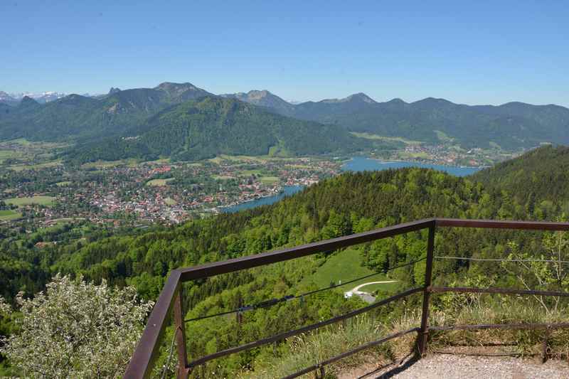 Wir wandern um die Riederstein Kapelle herum und haben diesen Blick beim Aussichtspunkt