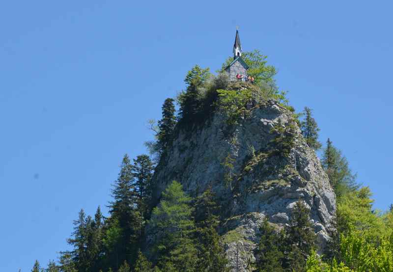 Von Galaun öffnet sich auch die Aussicht auf den steinernen Felsen des Riederstein mit der bekannten Kapelle